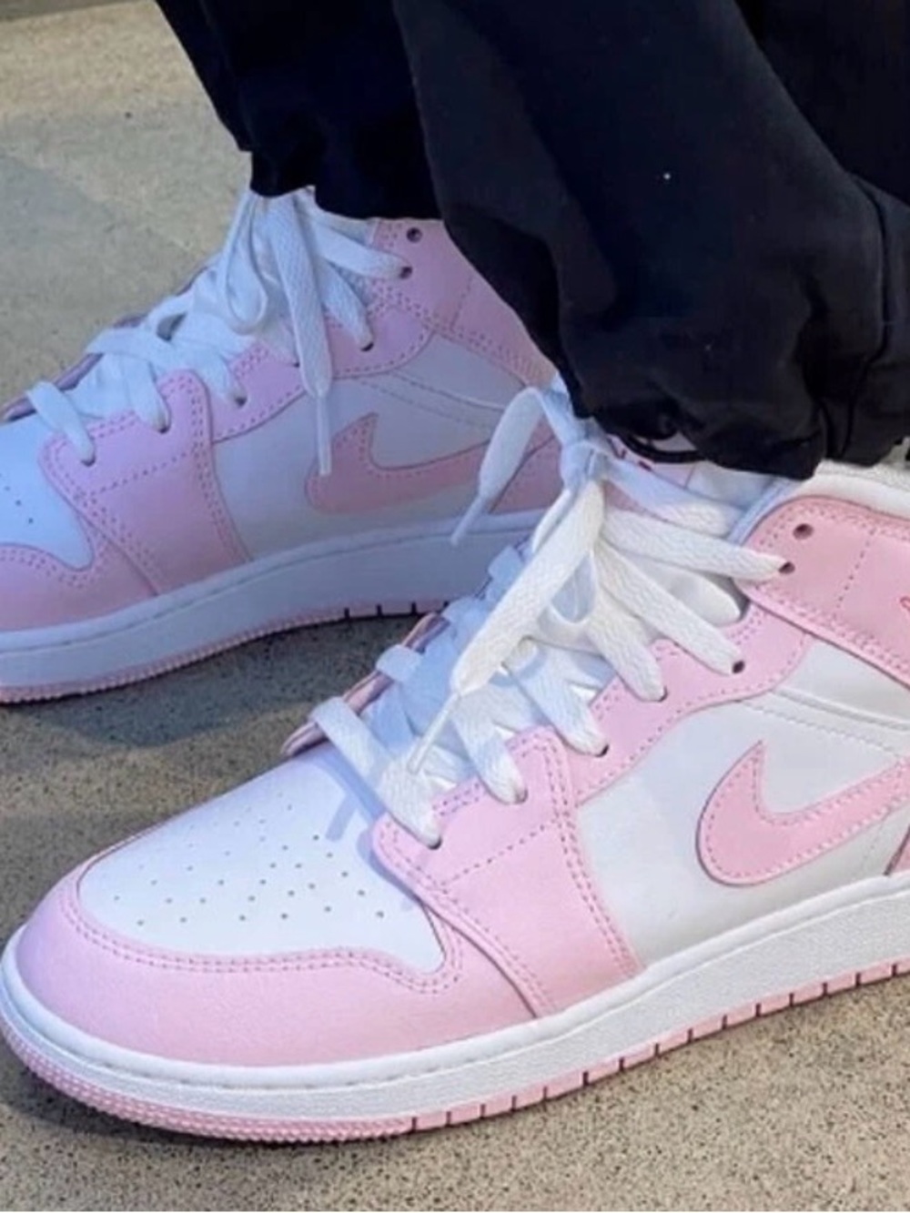 Nike Low Top Sneakers in White & Light Pink size 6y